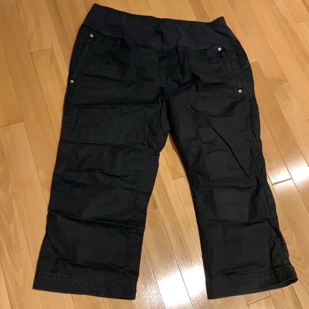 🍼 MAKE AN OFFER Black Maternity Capris - size M
